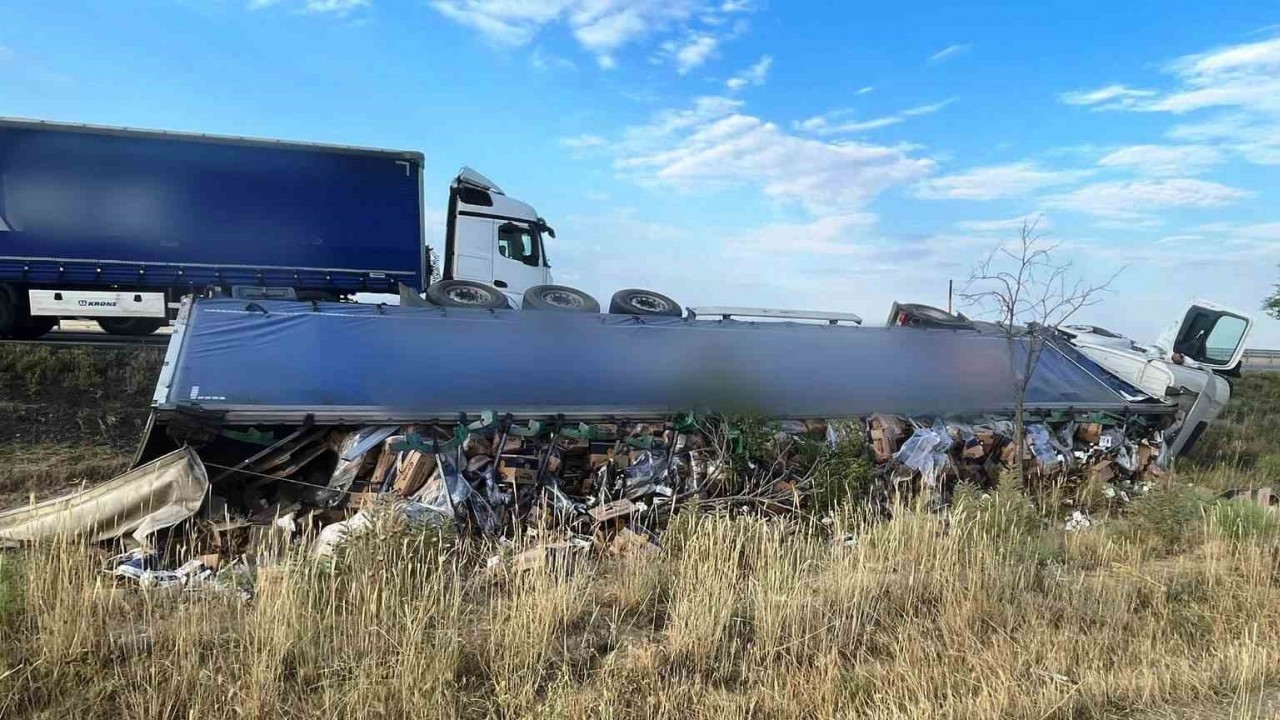 Alkol Yüklü Tırın  Devrilmesiyle 1 Kişi Yaralandı