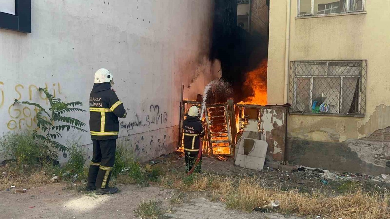 İki Bina Arasında Yangın: Korku Anları Yaşandı