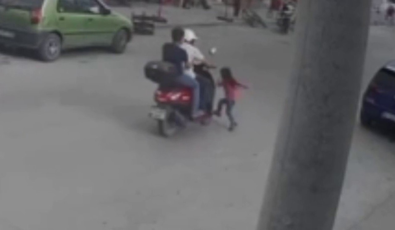 Motosiklet 4 Yaşındaki Çocuğa Çarpma Anı Kamerada! Karaman'da Yabancı Uyruklu Kız Çocuğu Yaralandı