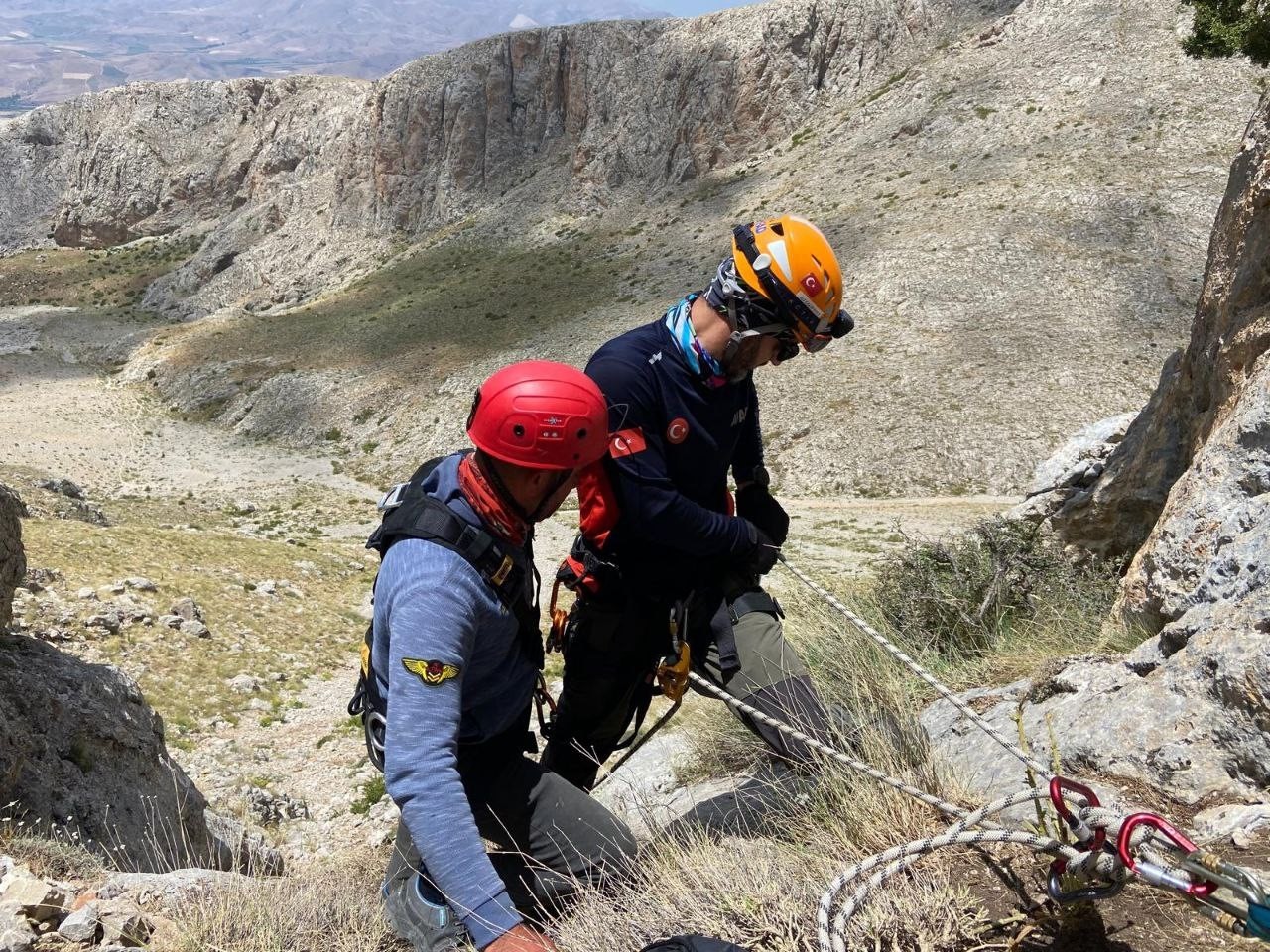 Niğde'de Kayalıklarda Mahsur Kalan Çoban ve Koyun Kurtarıldı