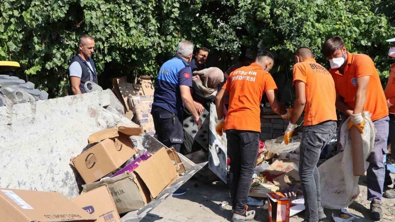 Belediye Ekipleri Zorlandı: Evden 3 Kamyon Çöp Çıkardı