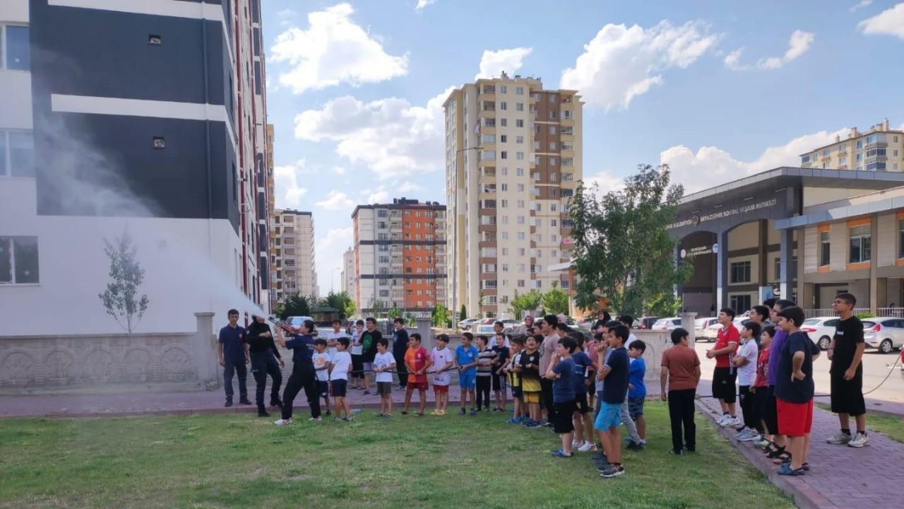 Kayseri Büyükşehir Belediyesi’nden Gençlere Yangın Eğitimi: "Bilgi ve Hazırlık Hayat Kurtarır"