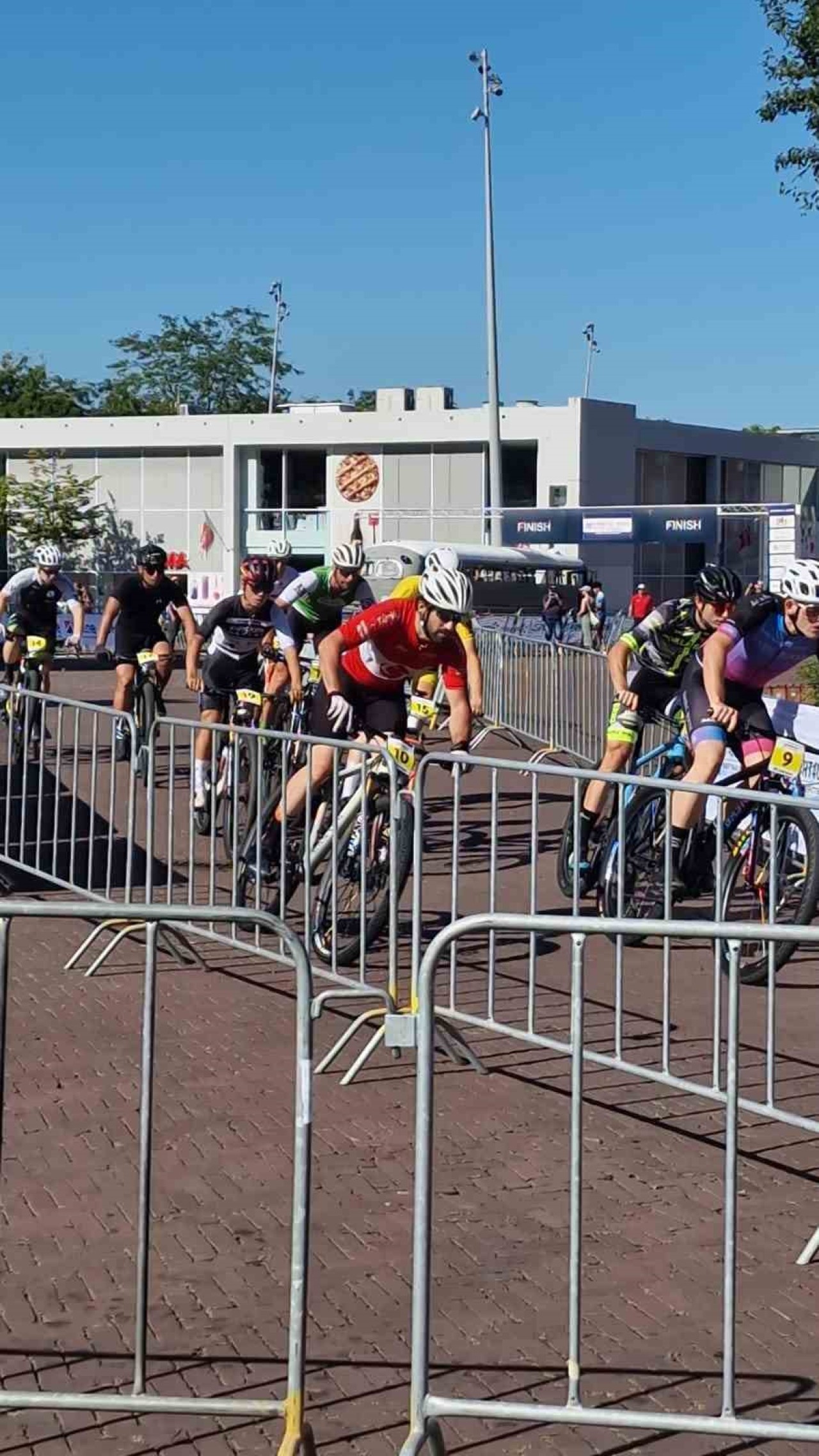 Milli Bisikletçi Gökay Konuk,  Hollanda'da Yarı Finale Kadar İlerledi