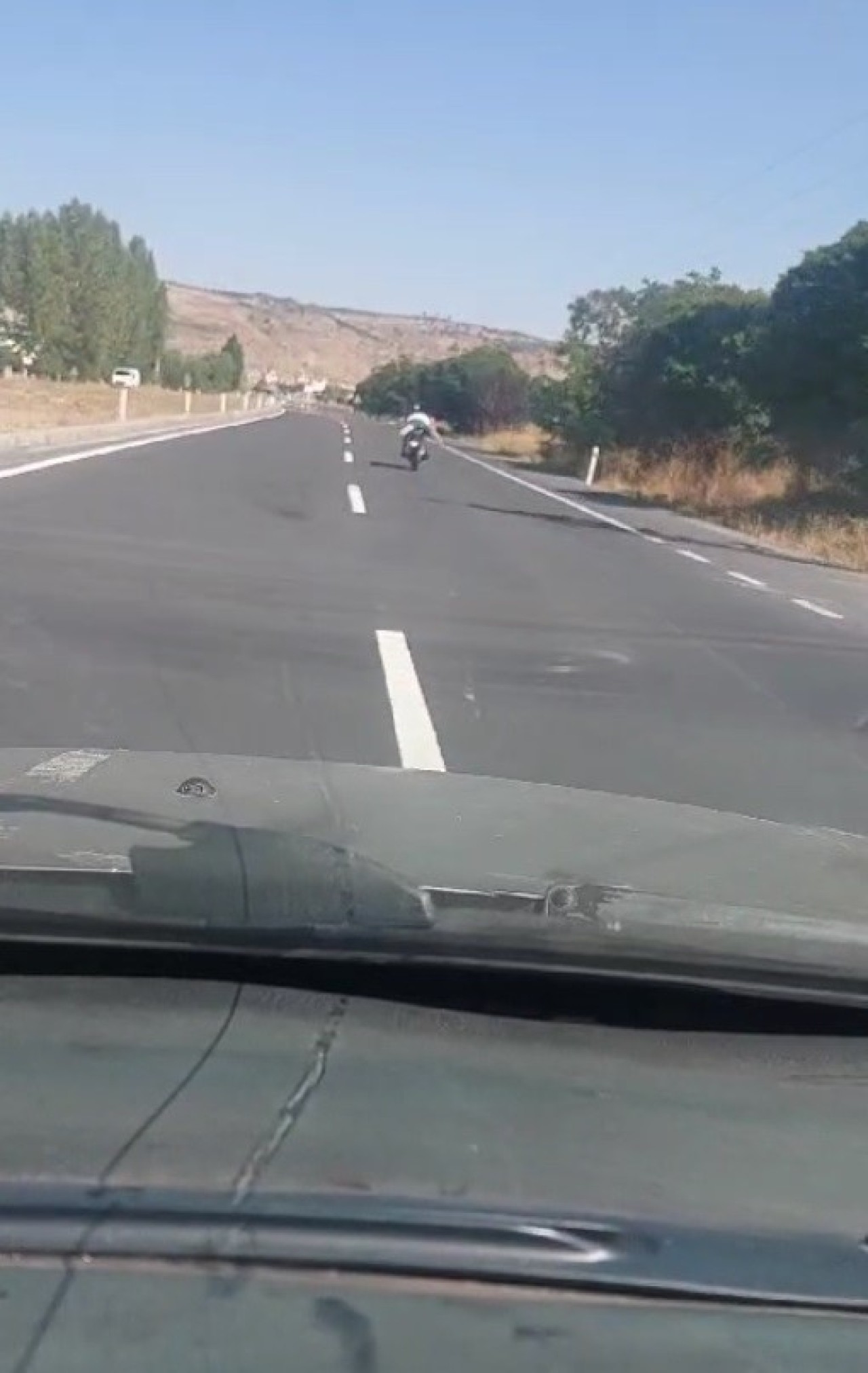 Nevşehir'de Motor Üzerine Yatarak Seyreden Kişinin Tehlikeli Anları Kamerada