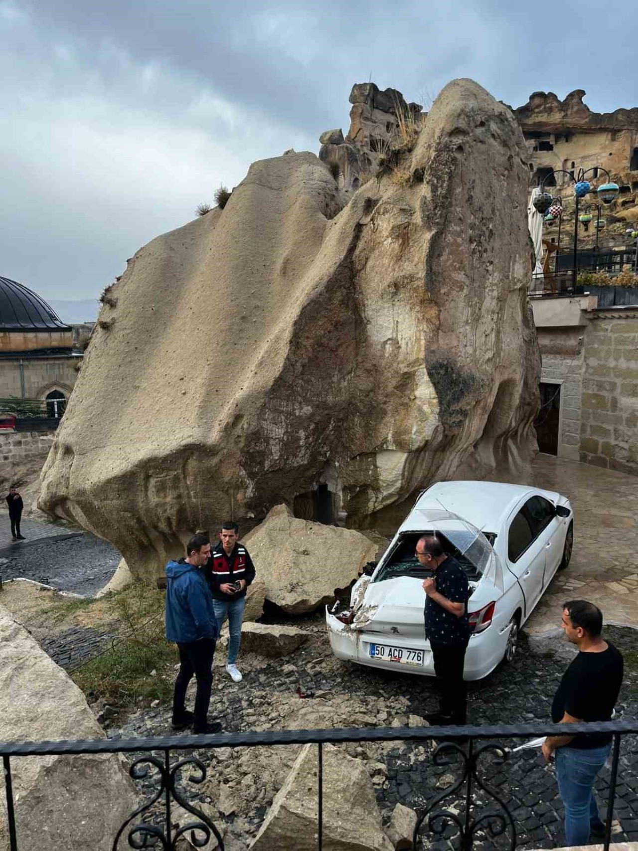 Nevşehir’de Sel ve Kaya Parçaları Araçlara Zarar Verdi