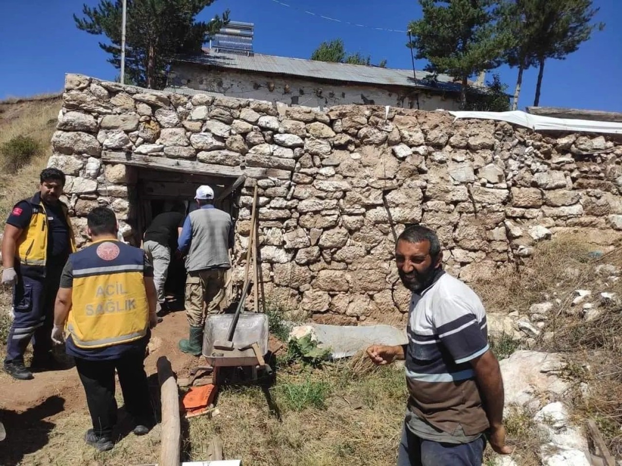 Sivas'ta  Ahır Çatısının Çökmesi Sonucu 1 Kişi Yaralandı
