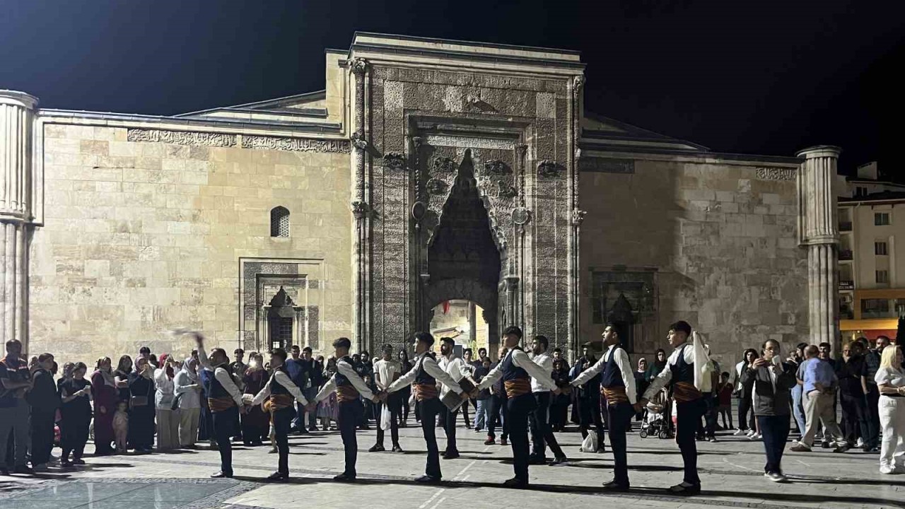 Sivas'ta Gurbetçilere Coşkulu Karşılama: Davul ve Zurna Eşliğinde Renkli Kutlama