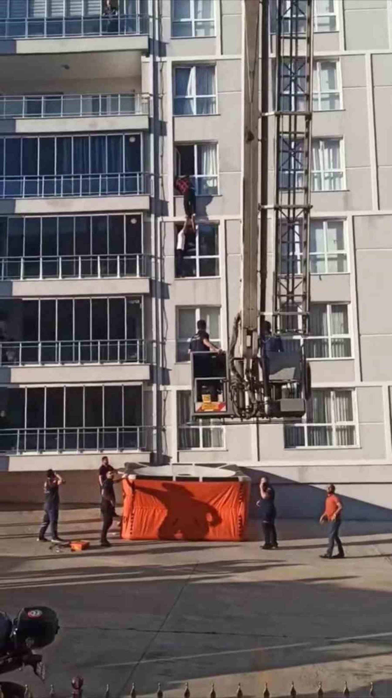 Sivas'ta Pencerede Mahsur Kalan Genç,  İtfaiye Ekipleri Tarafından Kurtarıldı