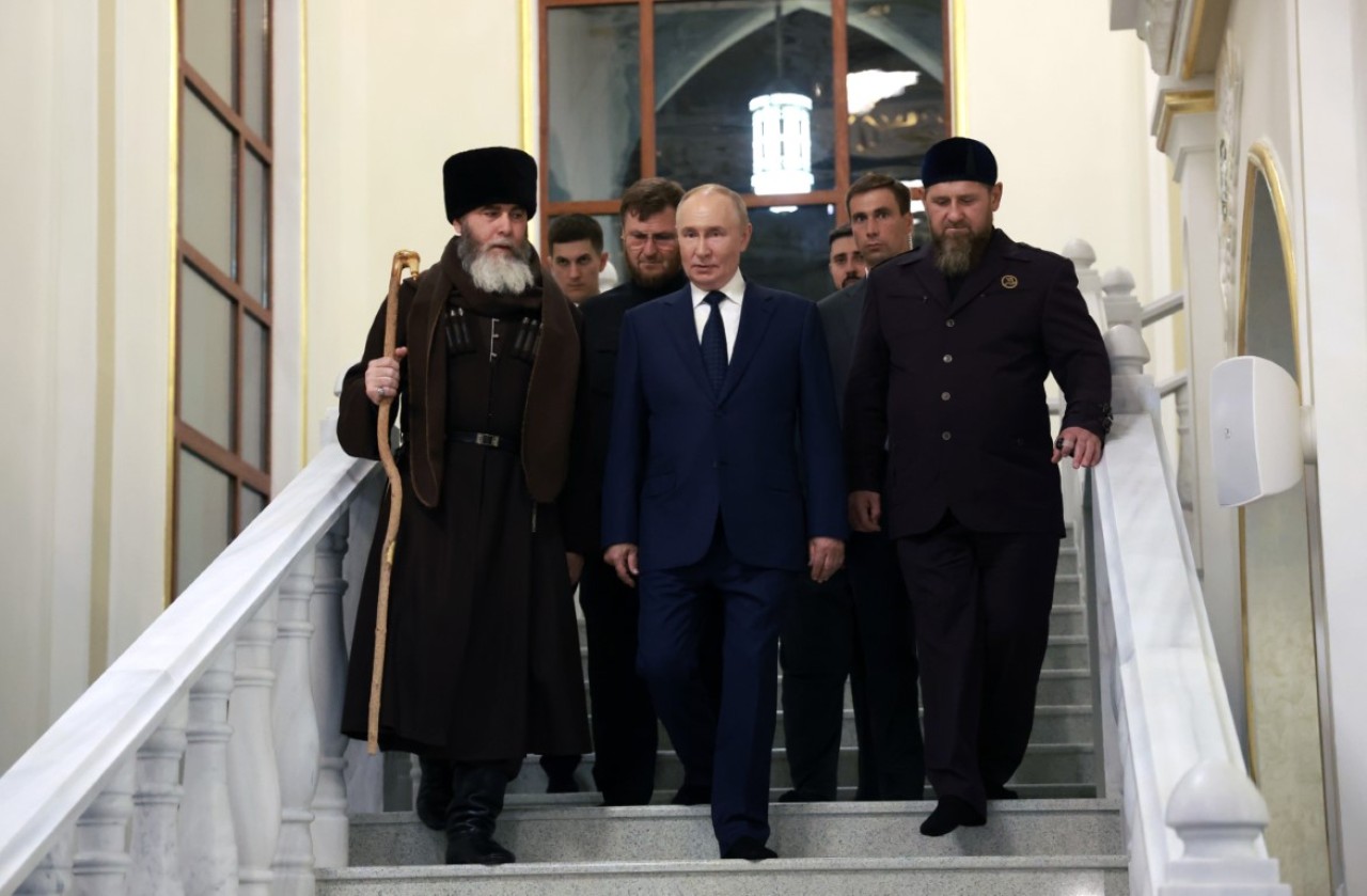 Putin’in Çeçenistan Ziyaretinde Kur’an-ı Kerim Detayı Dikkat Çekti