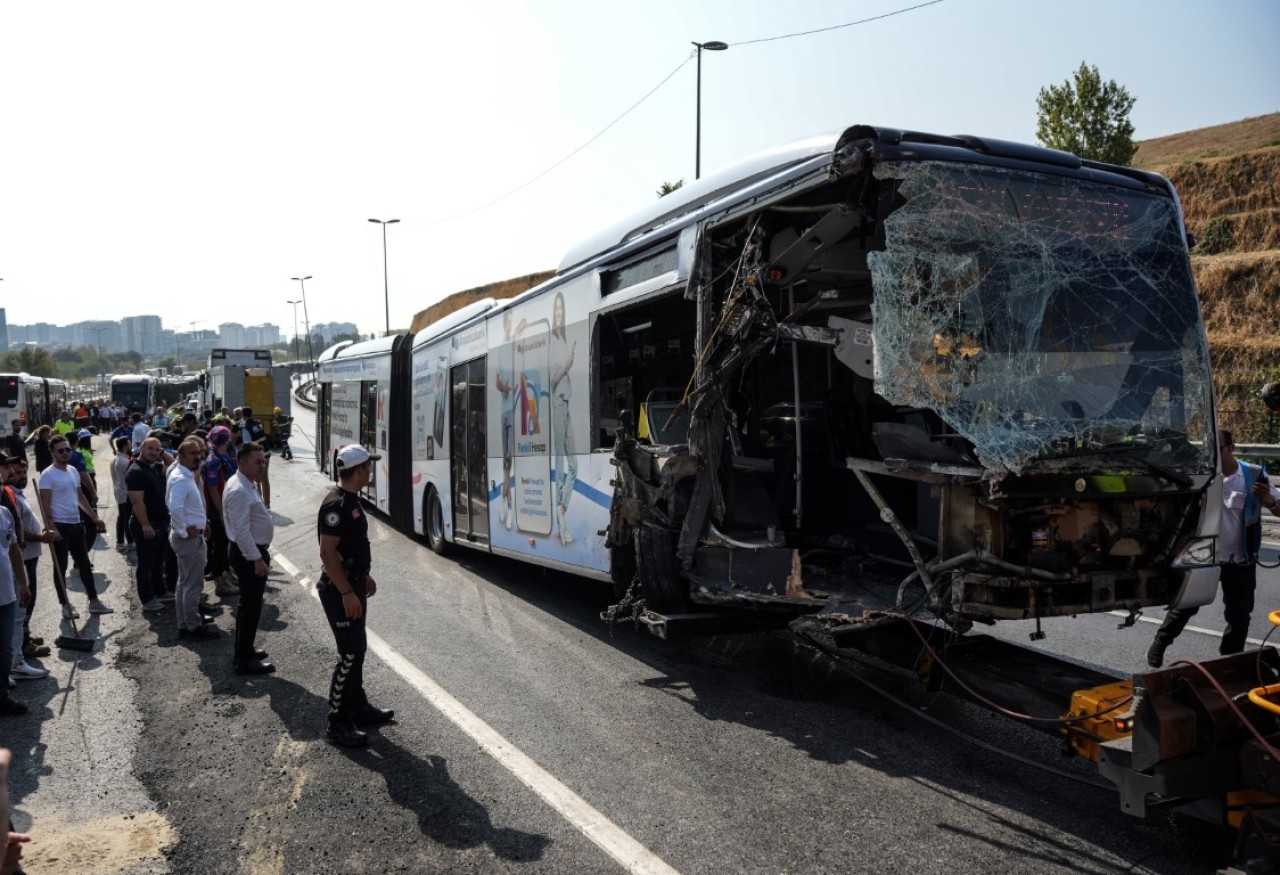 Küçükçekmece Sefaköy’de Metrobüs Kazası: 1 Ölü,  47 Yaralı