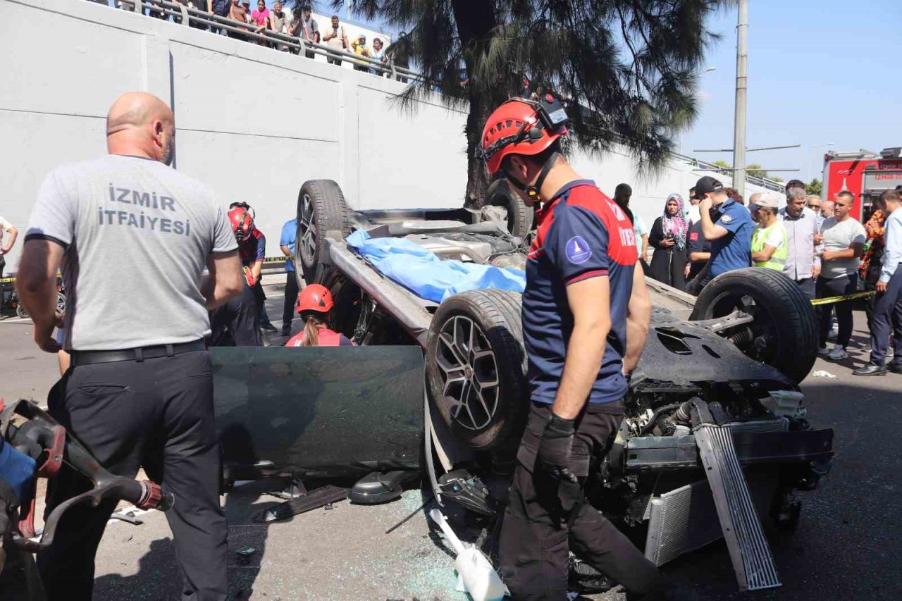 İzmir'de Feci Kaza:3 Kişi Hayatını Kaybetti