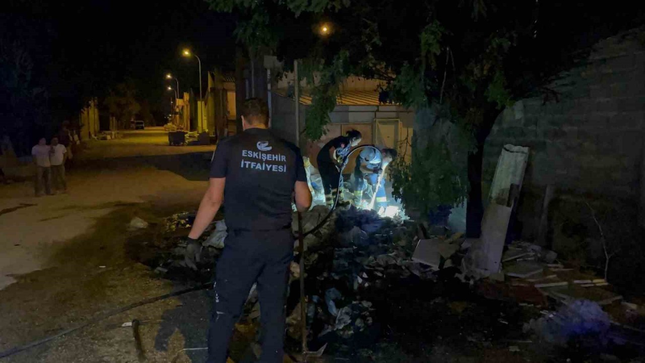 Eskişehir’de Alkollü Şahıs Çöp Yığınını Ateşe Verdi