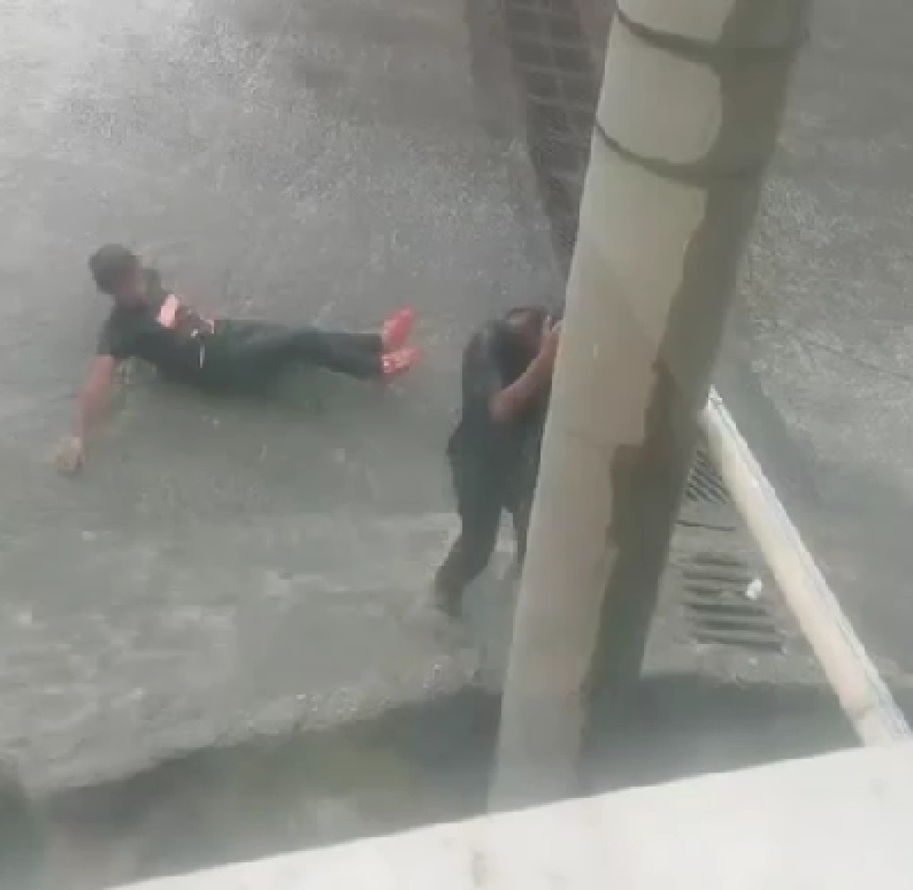 Eskişehir'de Yağmur Eğlencesi: Çocuklar Su Birikintilerinde Unutulmaz Anlar Yaşadı