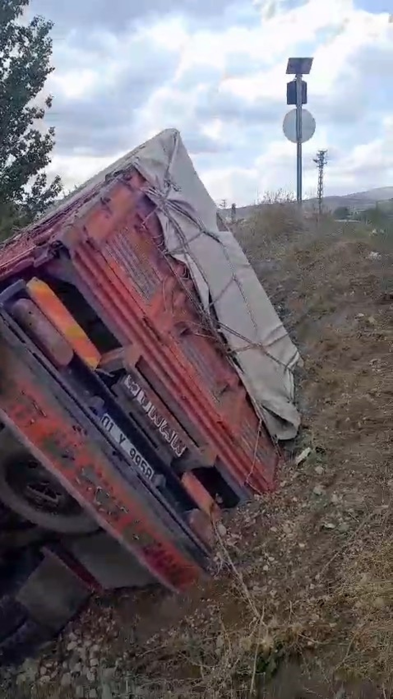 Niğde’de Tekeri Patlayan Kamyonet Şarampole Devrildi