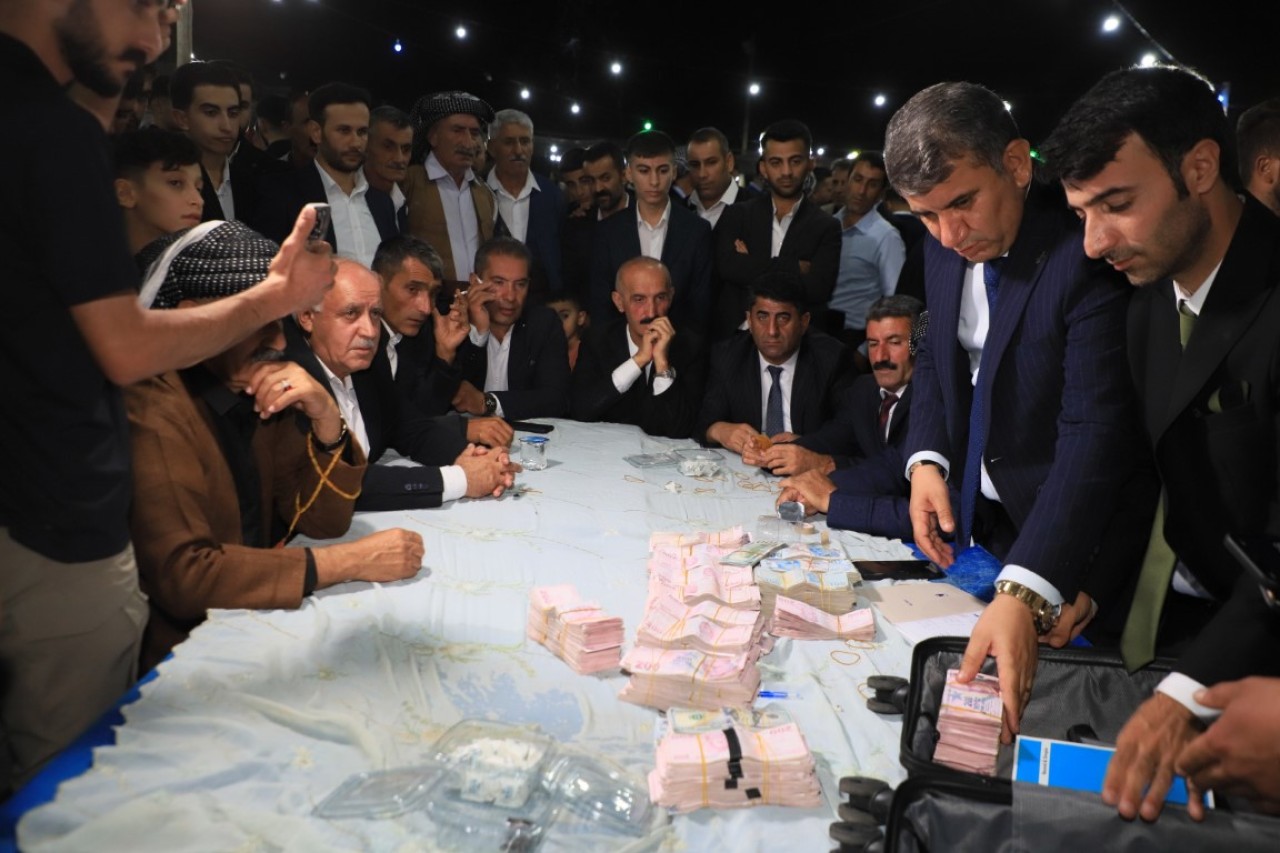 Hakkari'de Düğün Rekoru: Geline ve Damada Takılanlar Dudak Uçuklattı