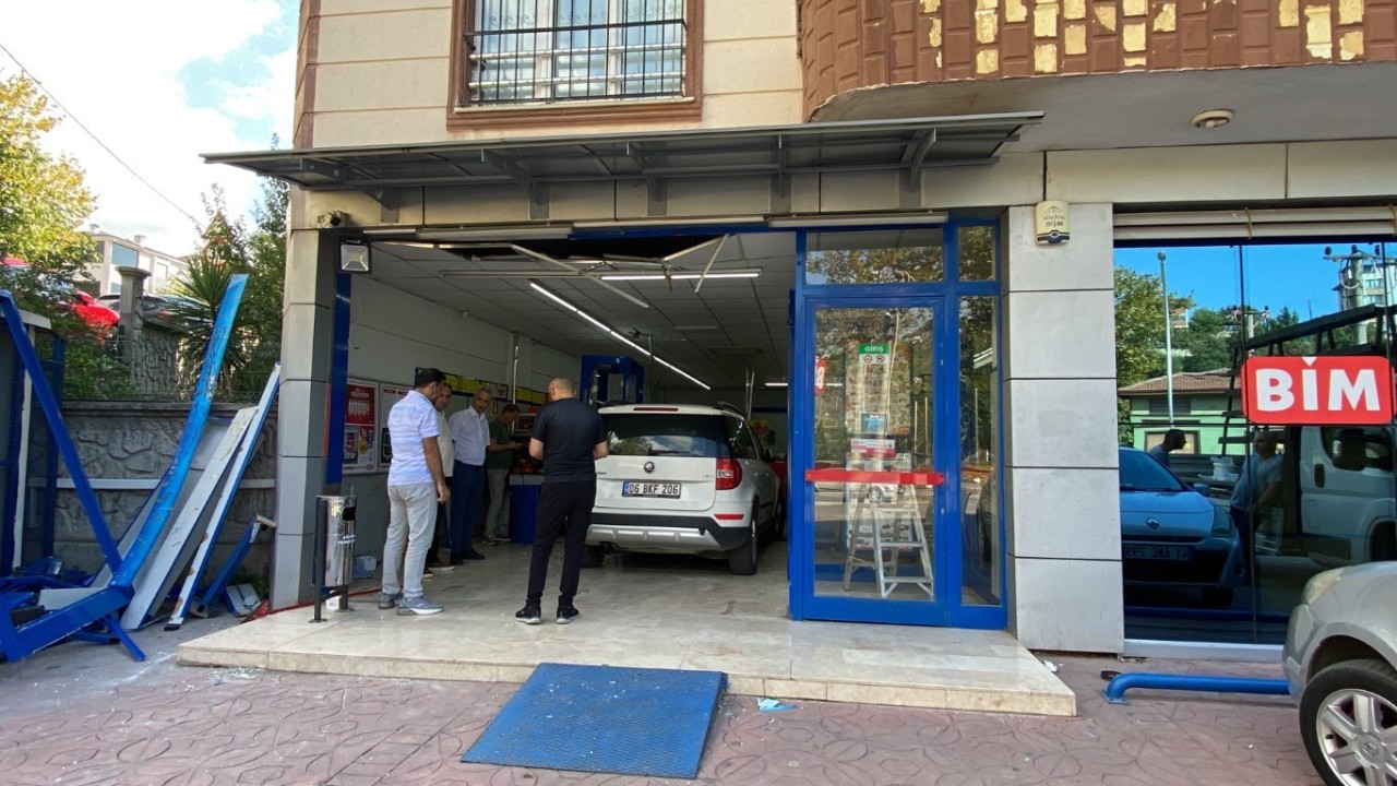 BİM'e Otomobil Daldı: Vatandaşlar 'Büyük İkramiye' Sandı
