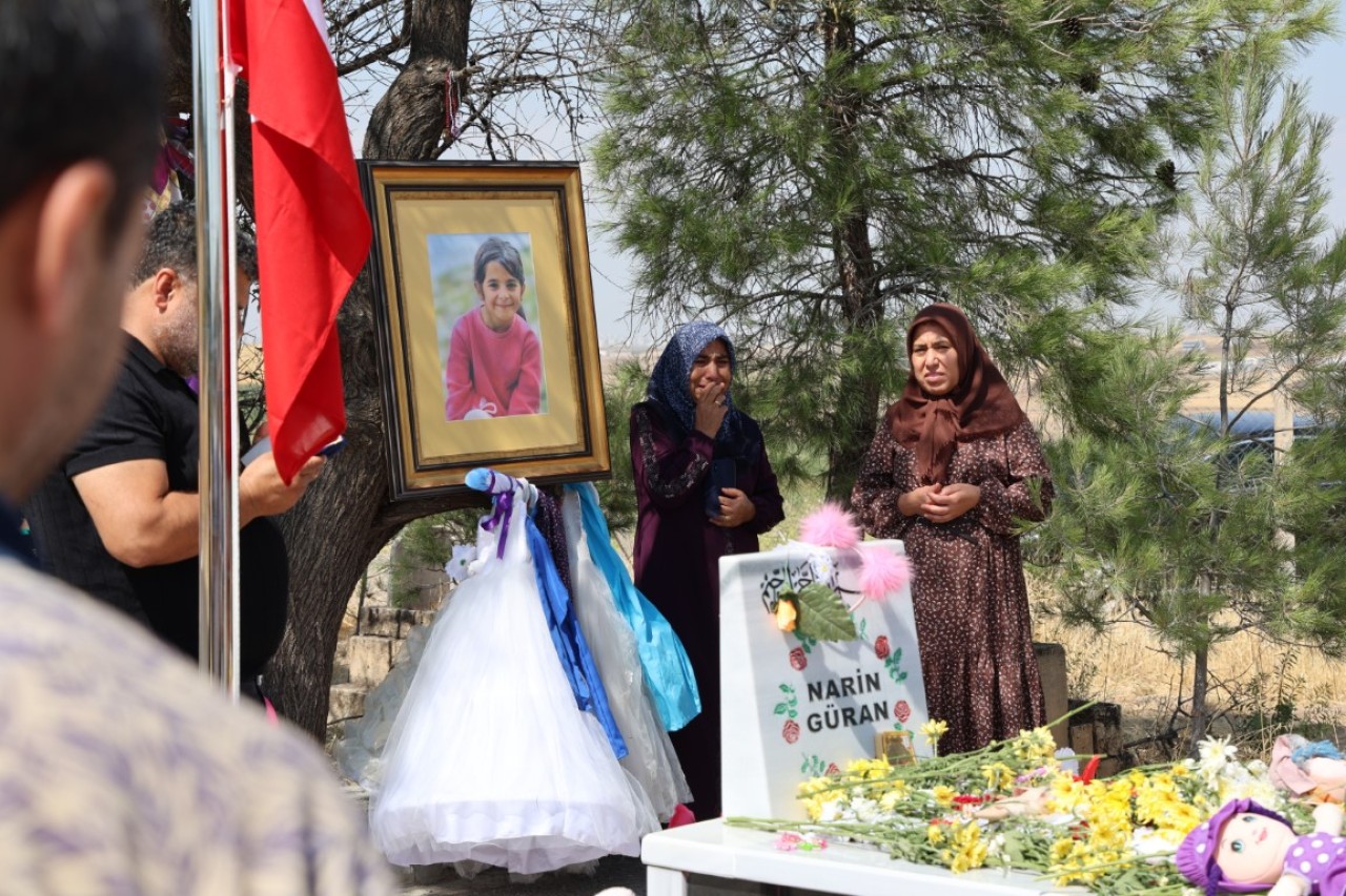 Türkiye Narin'i Unutmuyor:Narin'in Mezarı Ziyaretçilerle Dolup Taşıyor