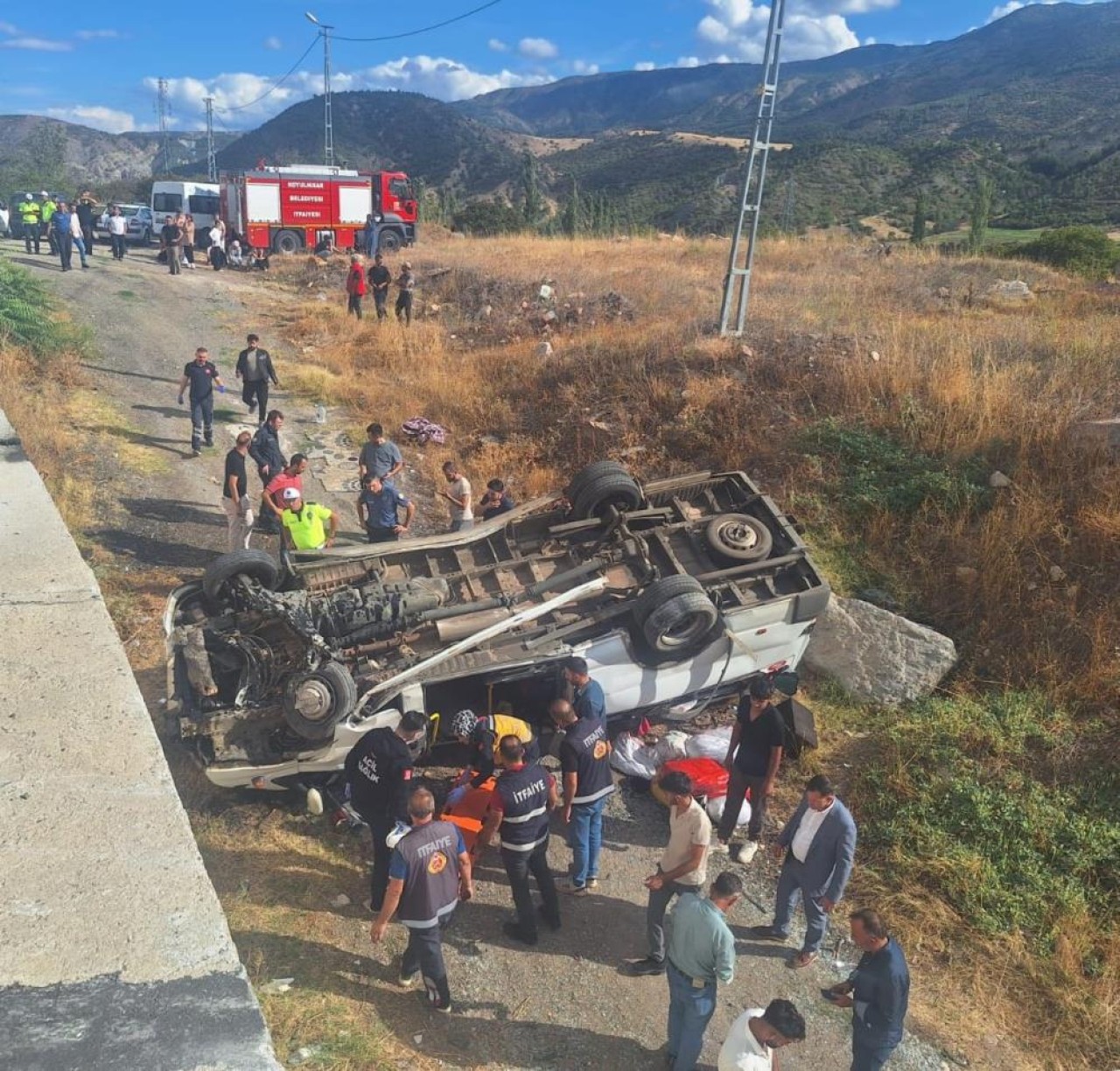 Sivas’ta İşçileri Taşıyan Minibüs Devrildi: 14 Yaralı