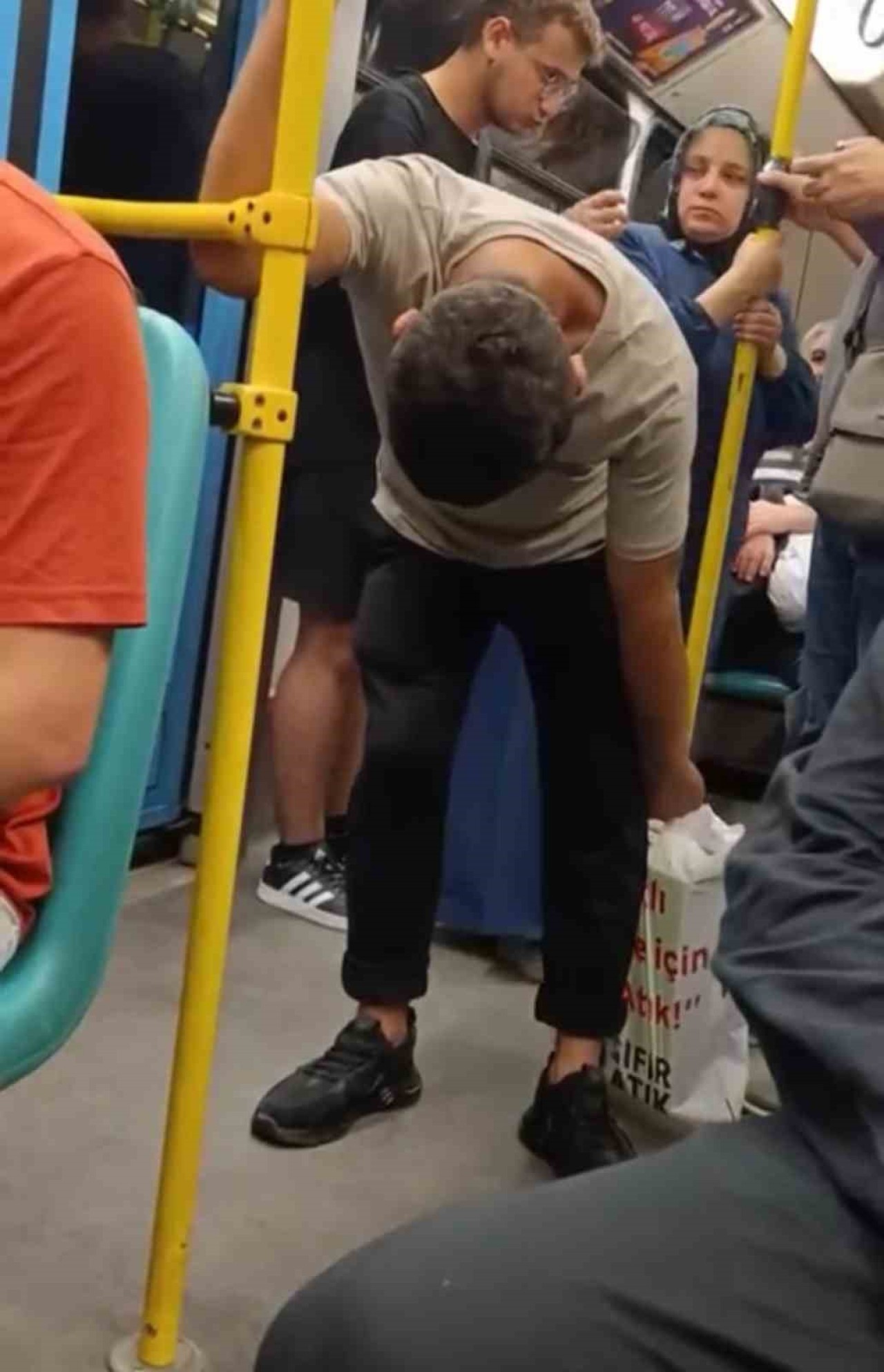 Bursa'da Metroda Uyuşturucu Etkisiyle Tedirgin Edici Anlar