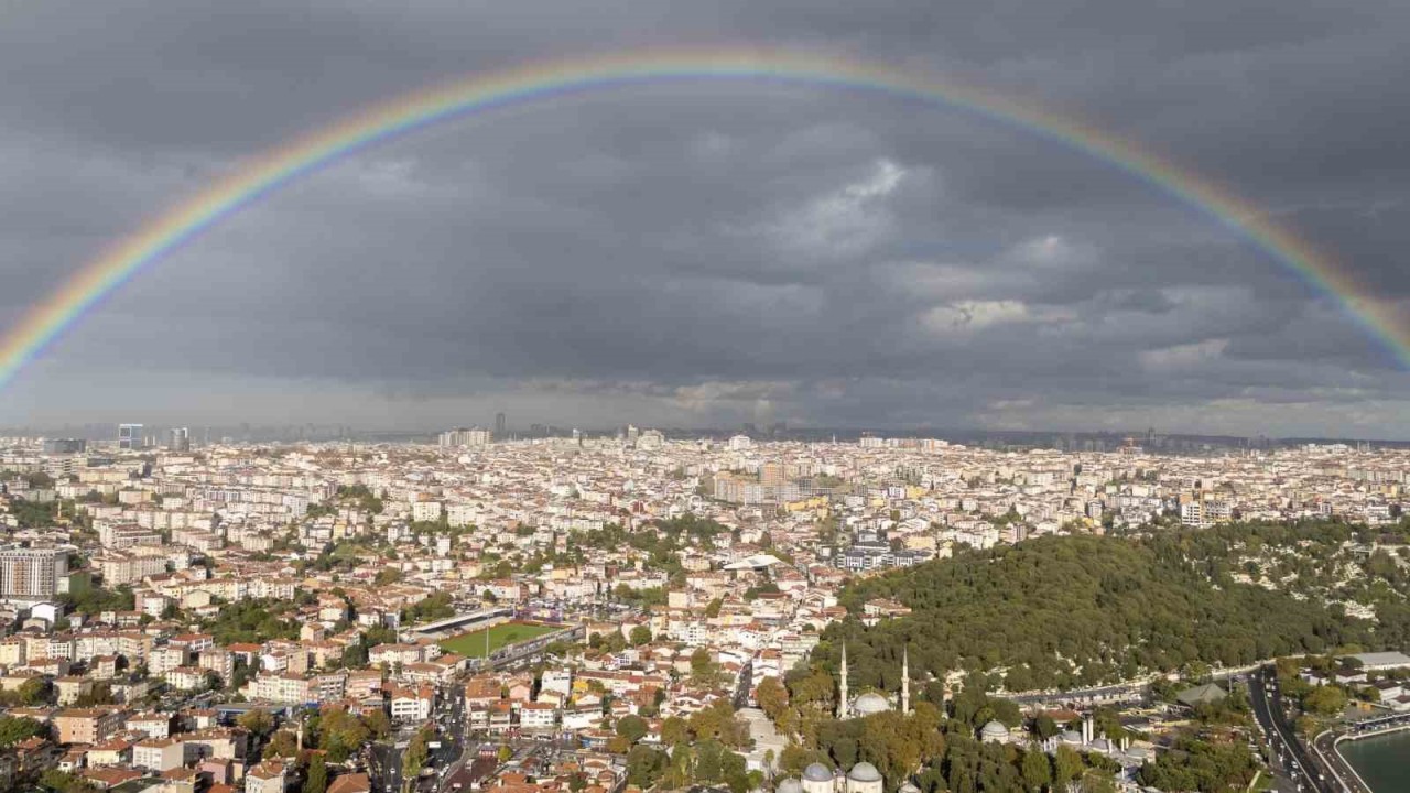 İstanbul Gökkuşağı Kartpostallık Manzaralar Sundu