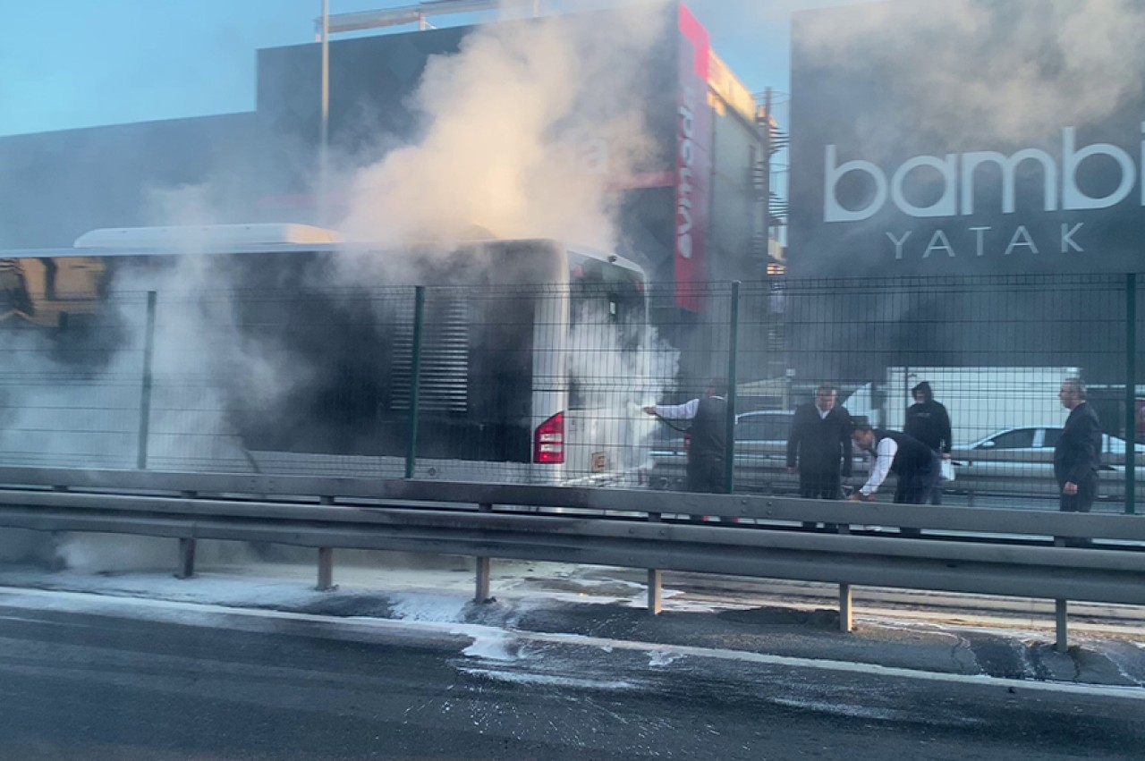 Avcılar Metrobüs Durağında Yangın Paniği