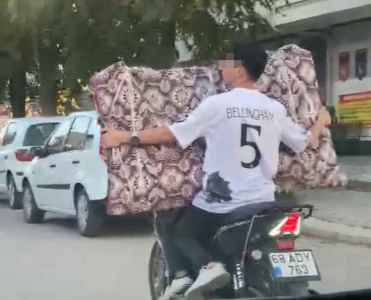 Aksaray’da Tehlikeli Motosiklet Yolculuğu Kameralara Yansıdı