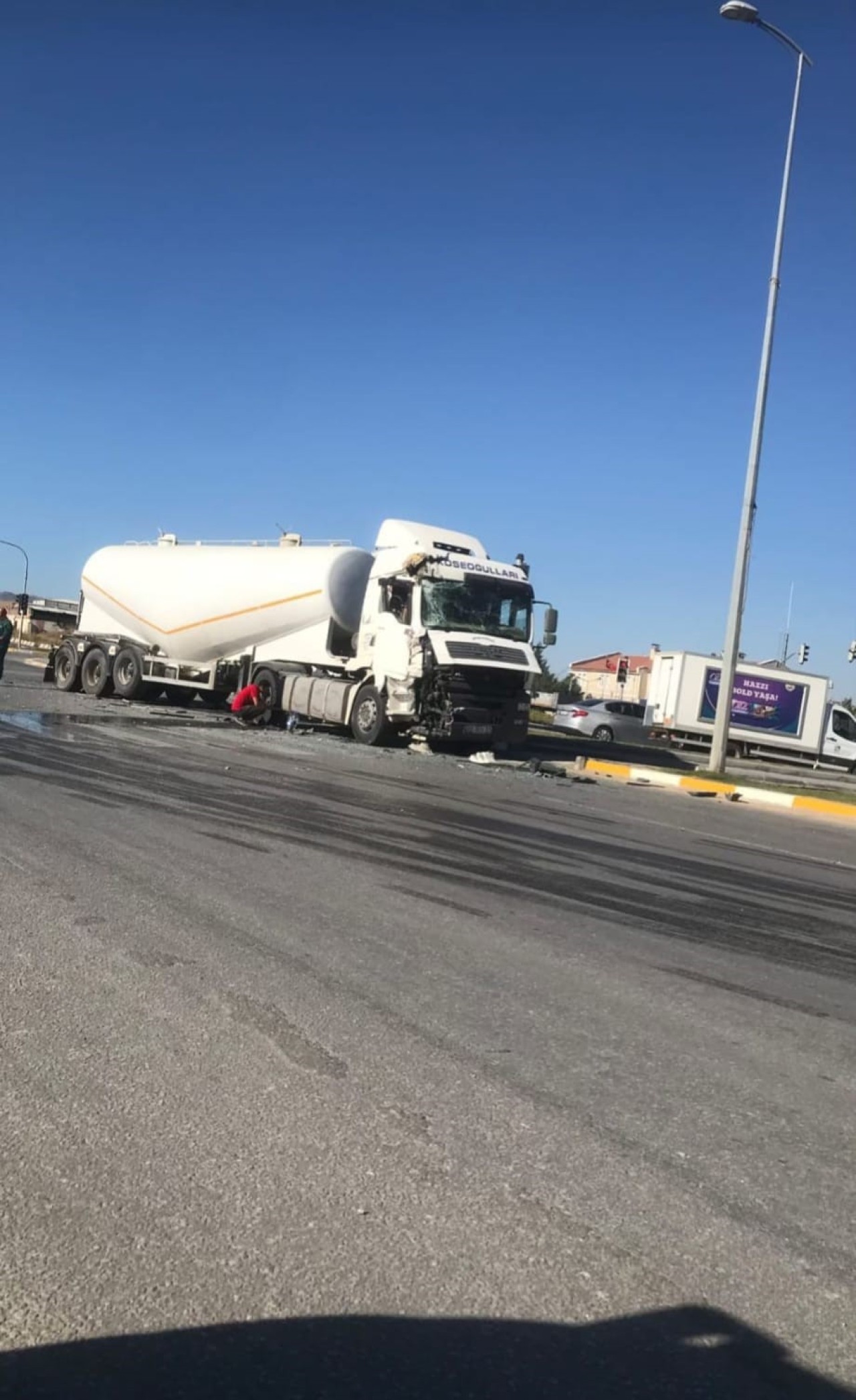 Ankara'da Kırmızı Işıkta Geçen Tır,  Belediyeye Otobüsüne Çarptı: 2 Yaralı