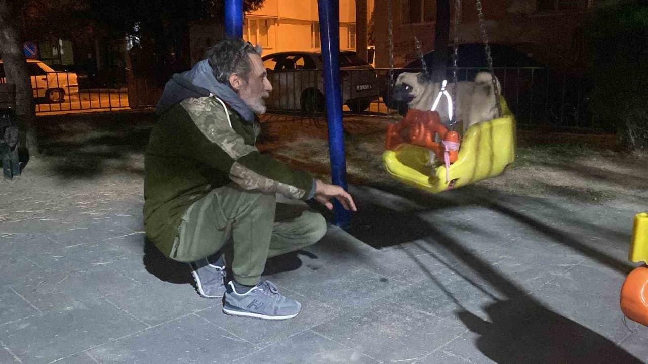 Eskişehir’de Köpeği Bebek Gibi Sallayan Sahibi,  Görenleri Mest Etti