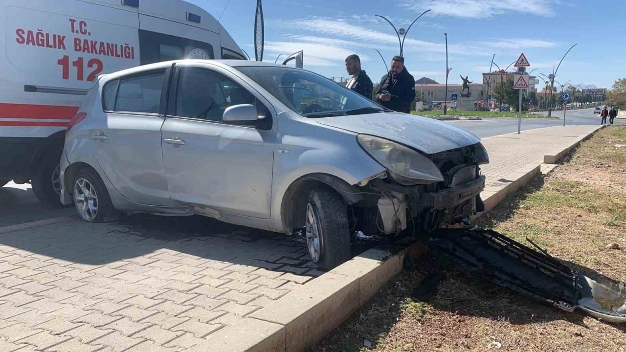 Karaman’da Kontrolden Çıkan Otomobil Kaldırıma Çıktı: 1 Yaralı