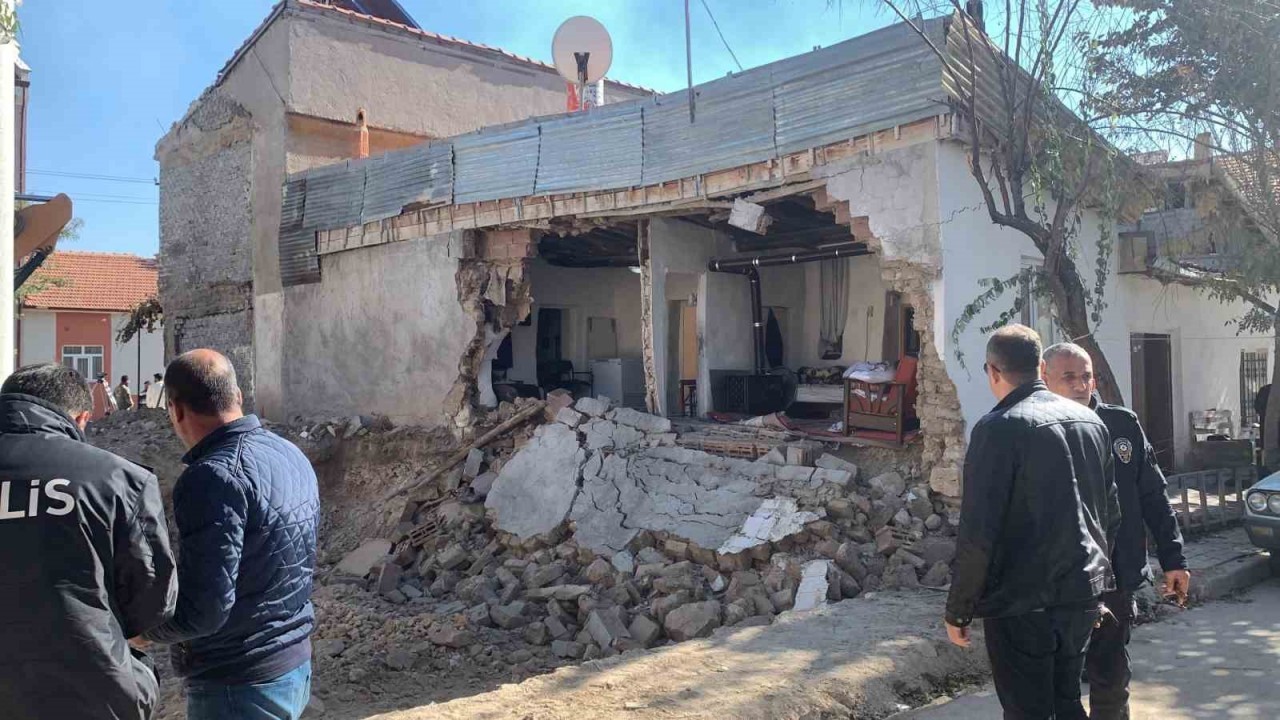 Karaman’da Temel Kazma Çalışması Esnasında Duvar Yıkıldı