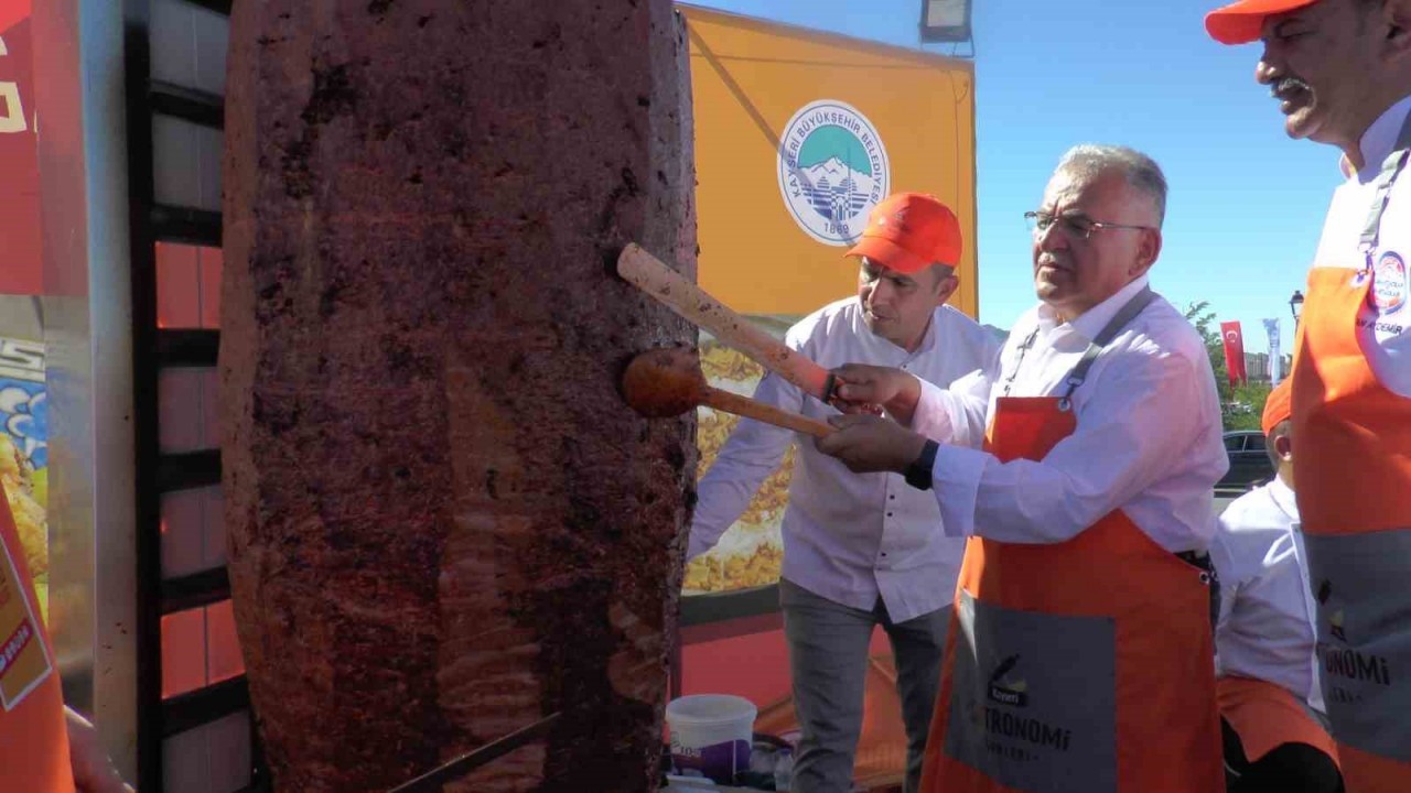 Kayseri Gastronomi Günleri'nde Rekor Kırıldı: 1 Ton Sucuk Döner Dağıtıldı!