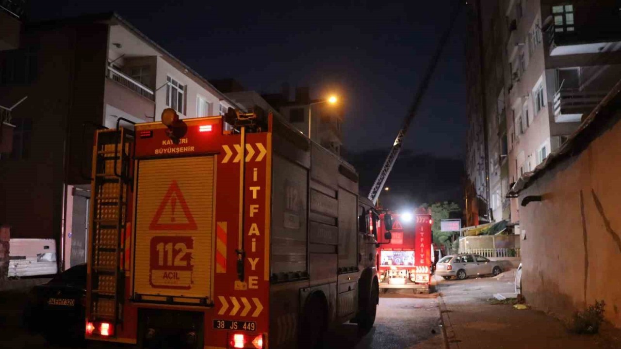 Kayseri'de Otelin Çatı Katında Yangın: 2 Kişi Hastaneye Kaldırıldı