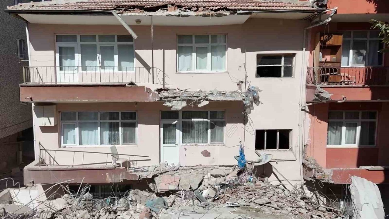 Kırıkkale'de Binanın Kontrollü Yıkımında Paniğe Neden Olan Olay: 8 Kişi Mahsur Kaldı