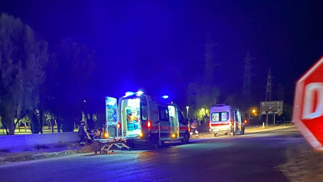 Konya'da Park Duvarına Çarpan Otomobilde 3 Kişi Yaralandı