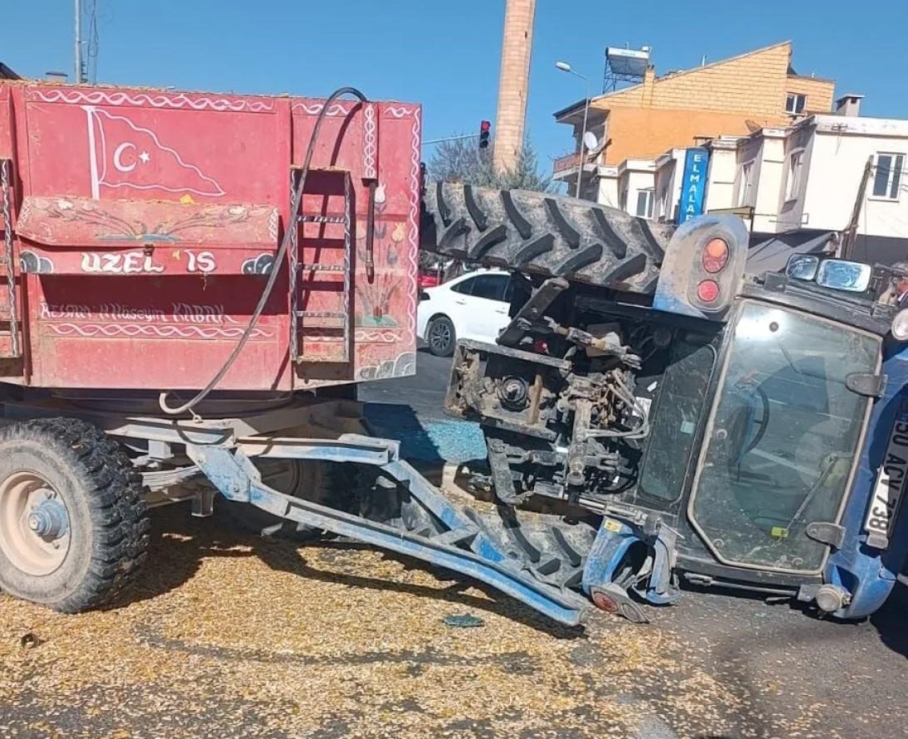 Nevşehir'de Traktör Minibüslerle Çarpıştı: Sürücü Yaralı