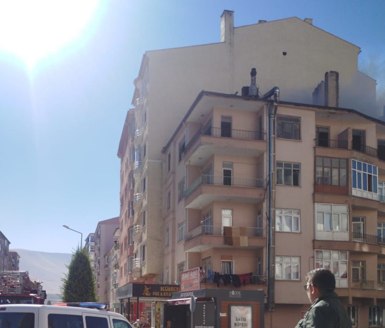 Niğde’de 5 Katlı Binanın Çatısında Yangın Çıktı