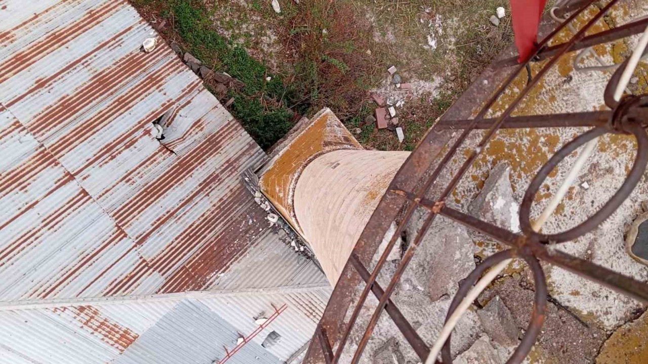 Sivas’ta Cami Minaresine Yıldırım Düştü
