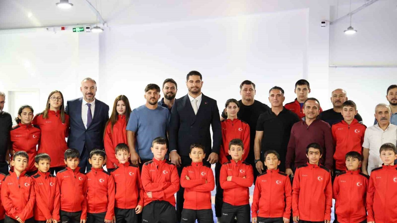 Taha Akgül,  Zara'da Minik Güreşçilerle Buluştu