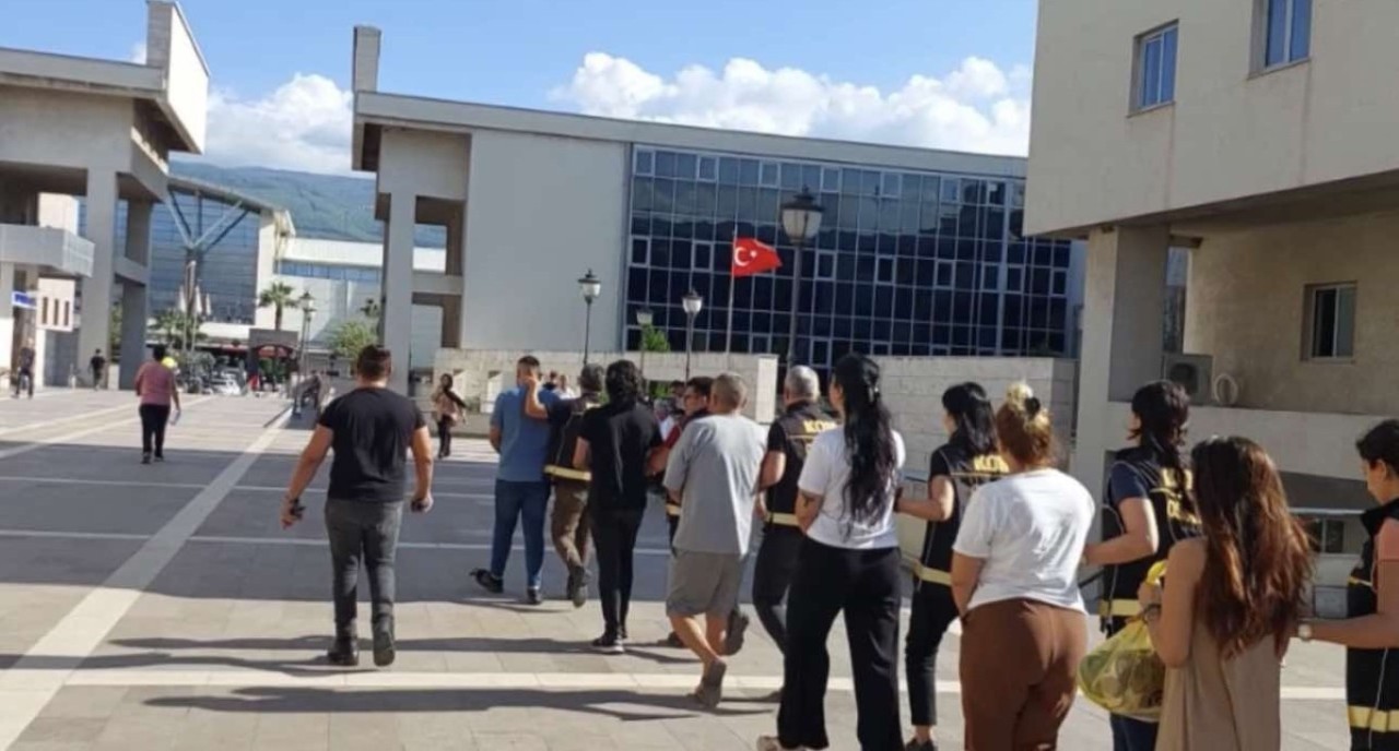 Osmaniye'de Alışveriş Kartları İle Dolandırıcılık Operasyonu: 9 Gözaltı,  8 Tutuklama