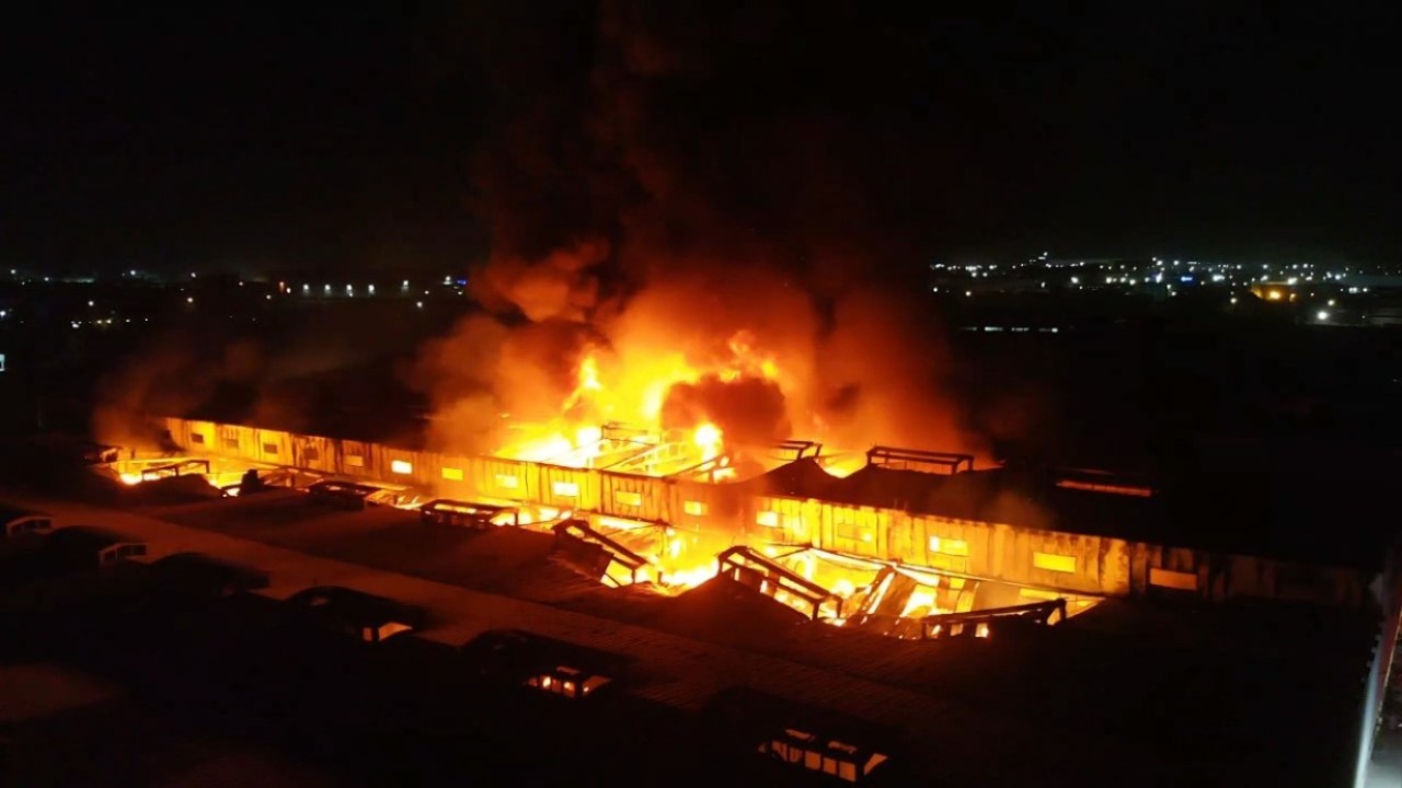 Çerkezköy Organize Sanayi Bölgesi'nde Fabrika Yangını: 2 İşçi Hastaneye Kaldırıldı