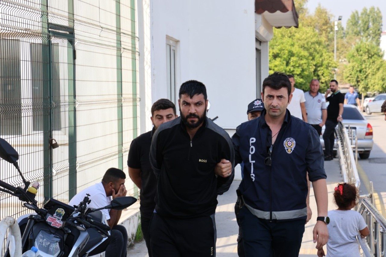 Adana’da Uyuşturucu Hükümlüsü Kaçırma Girişimi: Mahalle Muhtarı Tutuklandı