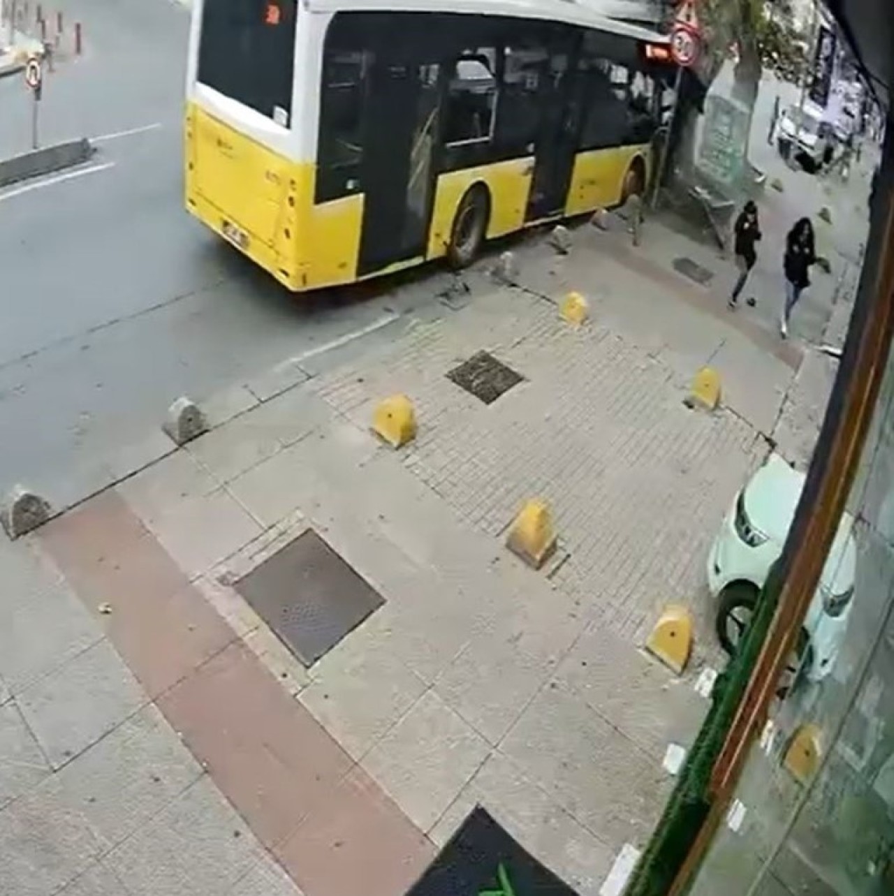 Bahçelievler’de İETT Otobüsü Ağaca Çarptı: 7 Yaralı