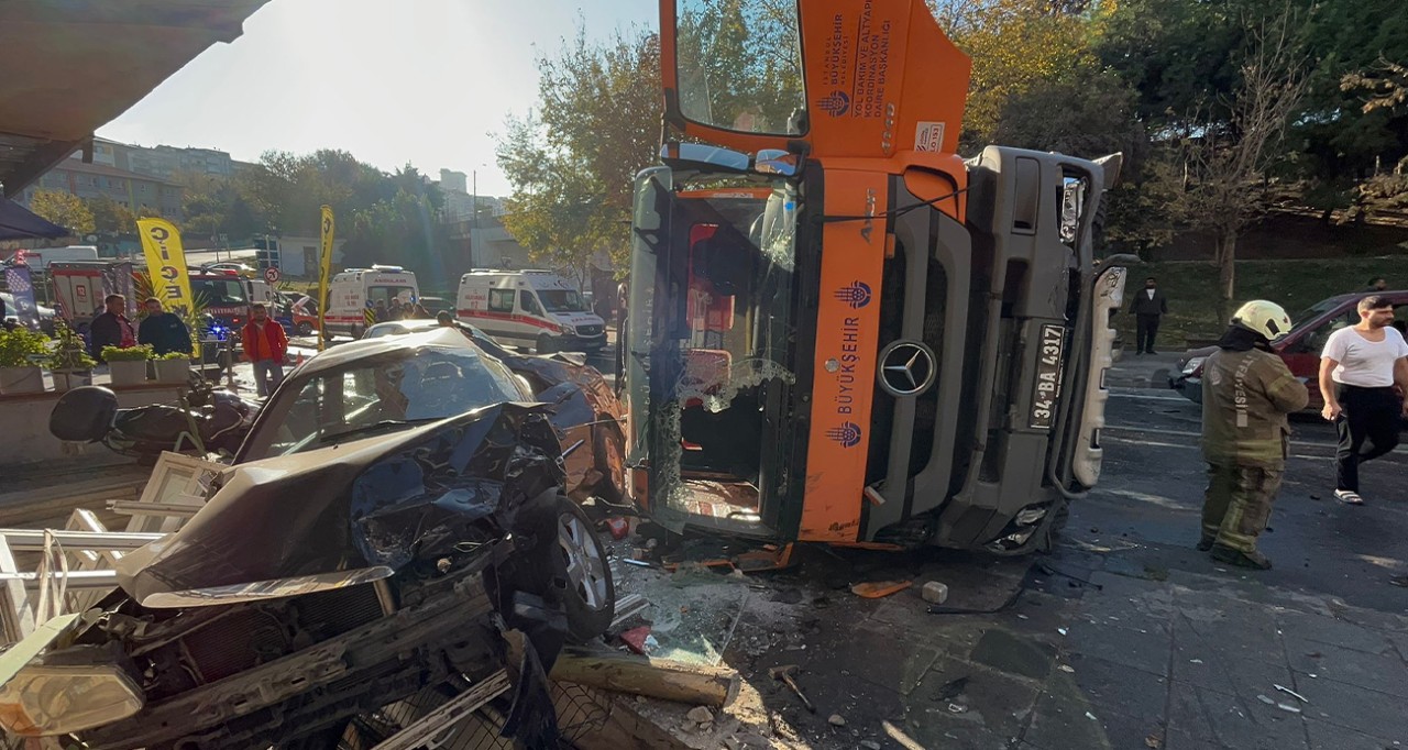 Bayrampaşa'da İSTAÇ Tankerinin Yol Çalışması Kazası: 5 Yaralı