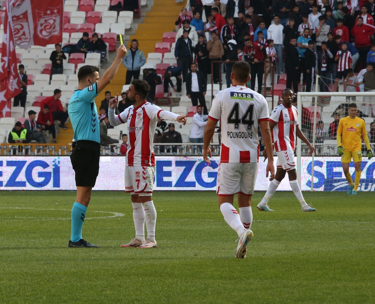 Net Global Sivasspor 1 Kırmızı 3 Sarı Kartla Tamamladı
