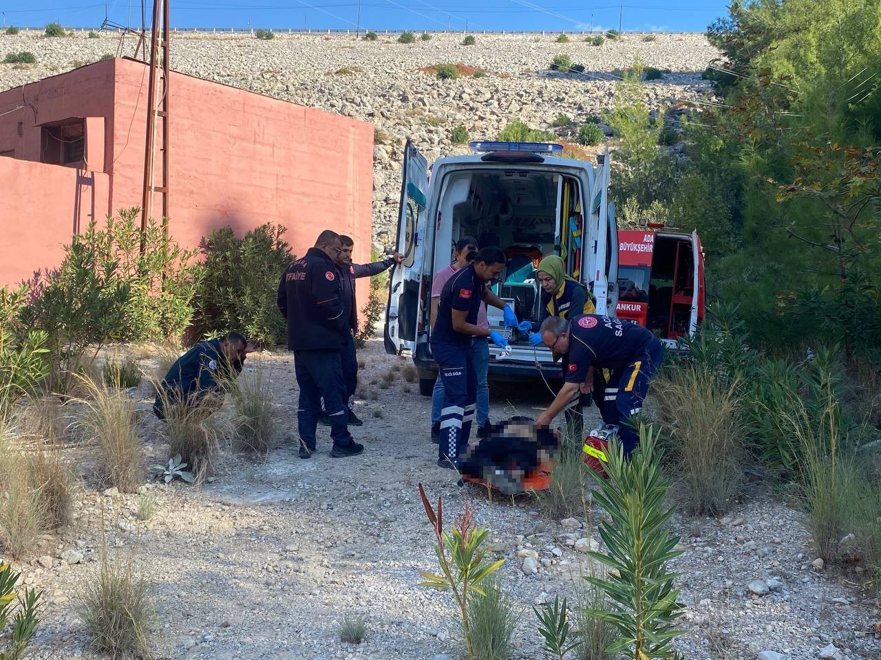 Adana'da Feci Kaza: Motosiklet Sürücüsü Köprüden Düşerek Hayatını Kaybetti