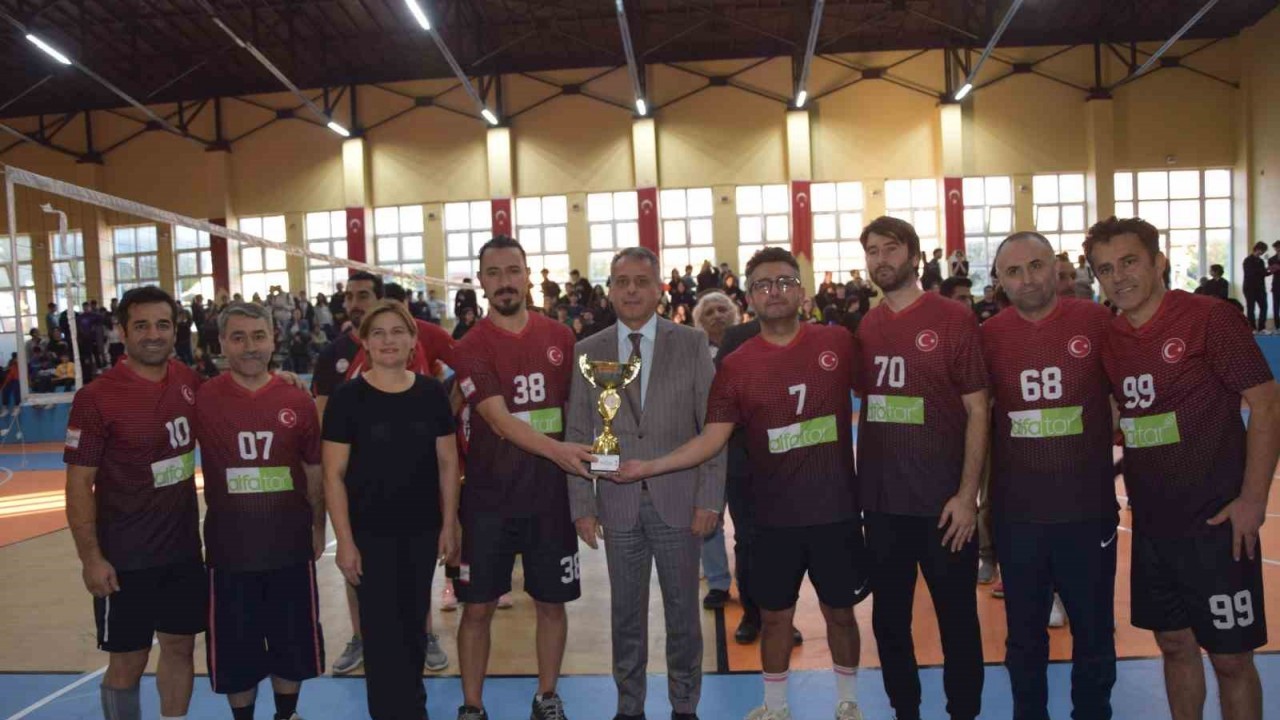 Aksu'da Öğretmenler Arası Voleybol Turnuvası Sonuçlandı: Şampiyon Aksu Fen Lisesi