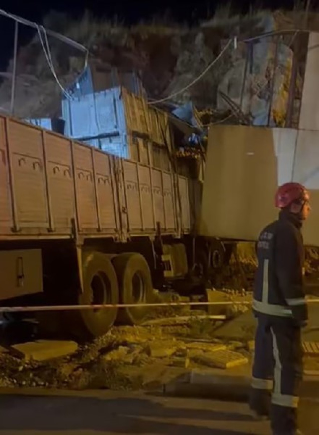 Alanya’da Kamyon Kazası: Sürücü Hayatını Kaybetti
