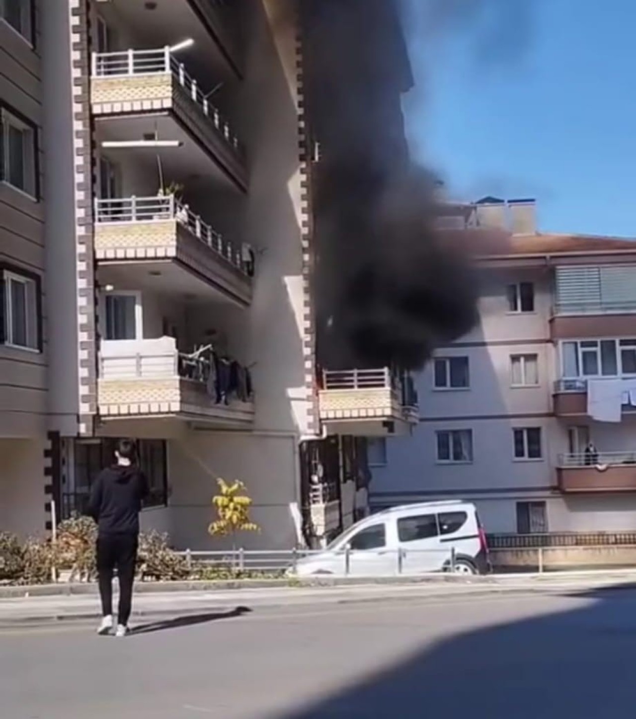 Ankara Mamak'ta Apartman Dairesinde Yangın Paniği