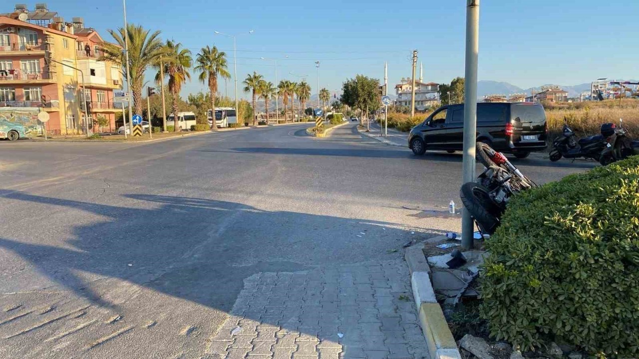 Antalya'da Motosiklet Kazası: İki Yaralı
