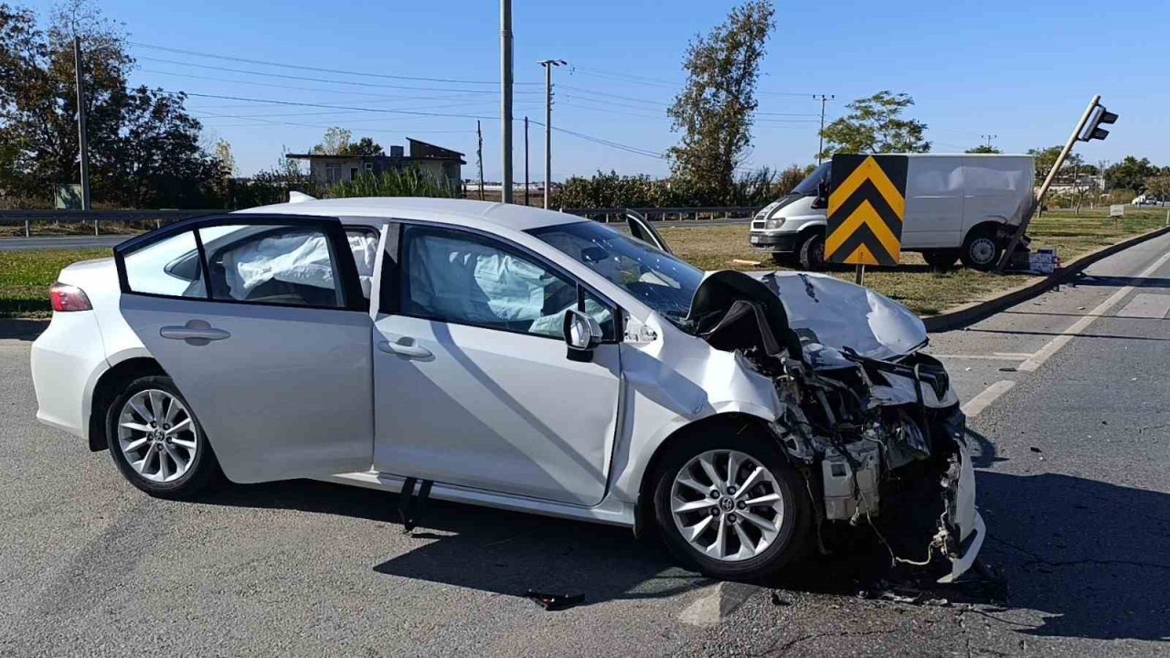 Antalya'da Trafik Kazası: 3 Yaralı